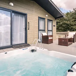  Holiday home Ashworth With Hot Tub